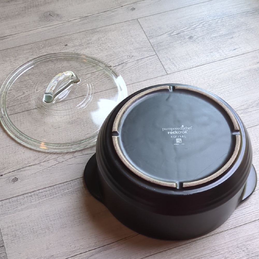 Pampered Chef Black Rockcrok with Glass Lid